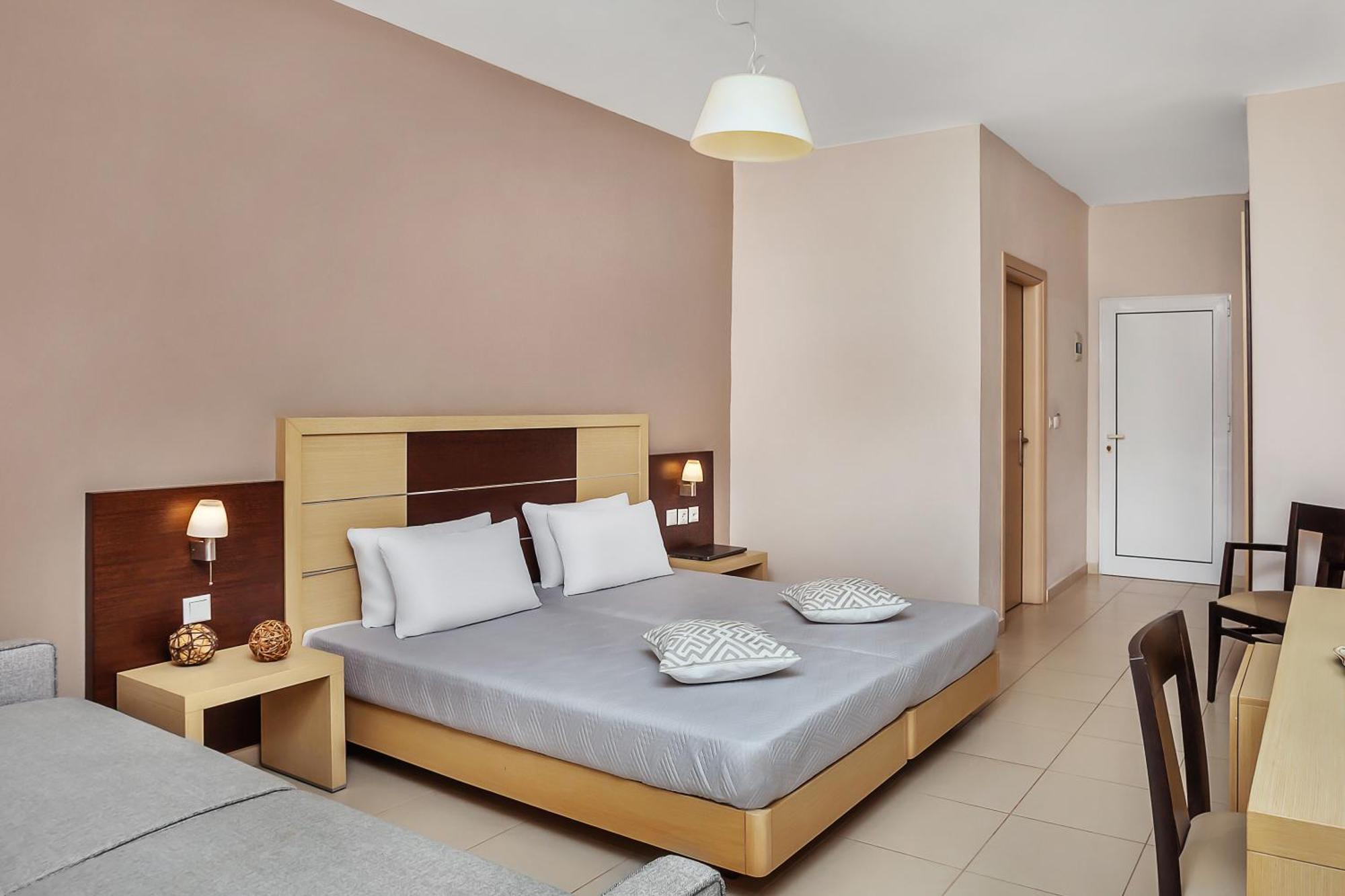 Iris Hotel 3*