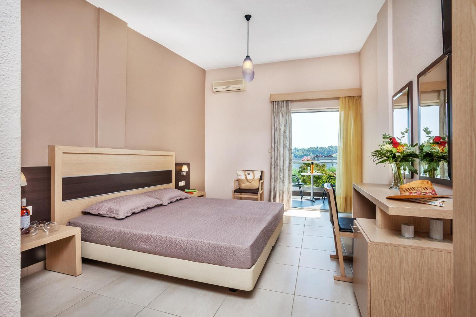 Iris Hotel 3*